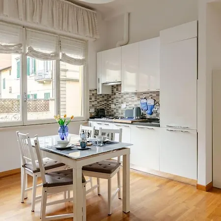 Apartment Bright & Cozy, Easy To Reach In Florenz